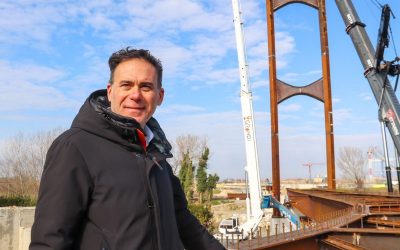 Ponte ciclopedonale Cisanello-Riglione, montata la prima delle due grandi antenne che sostengono la struttura Sindaco Conti: “Tra poche settimane sarà visibile il nuovo ponte che attraversa l’Arno”
