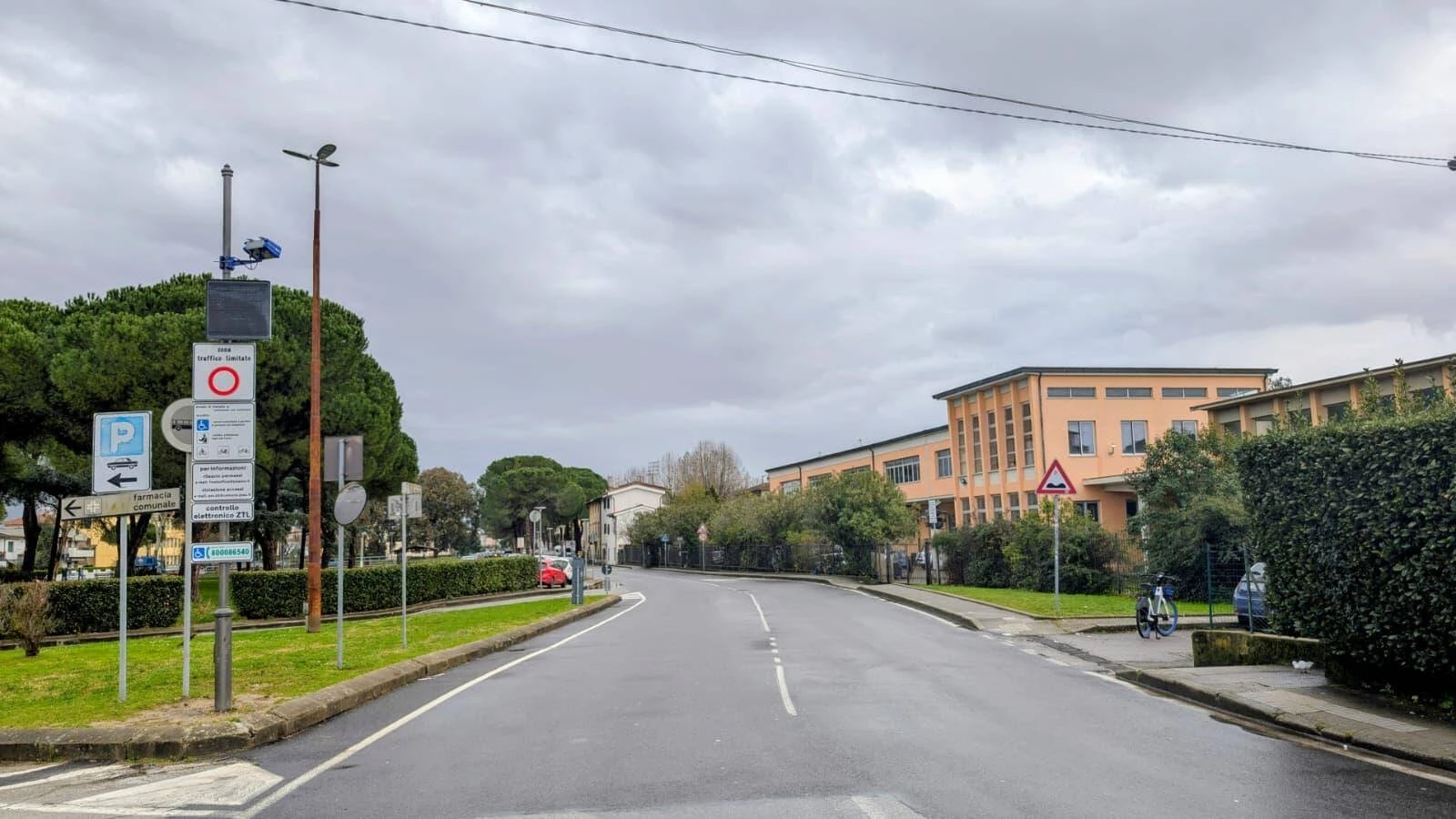 Vista della strada di accesso con le telecamere del varco ztl